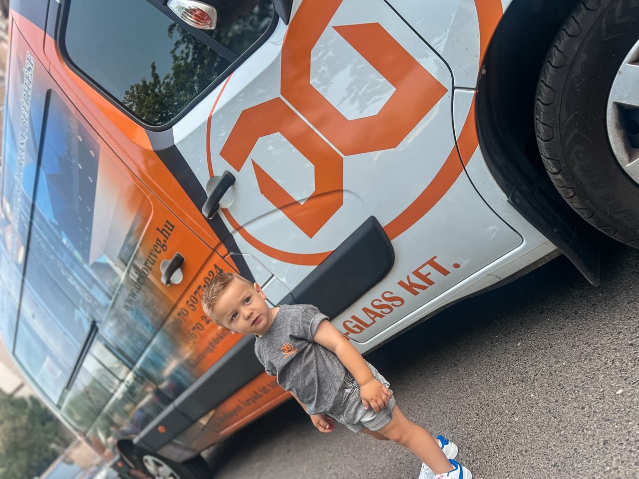 Design-Glass bemutatóterem és üvegmegoldások