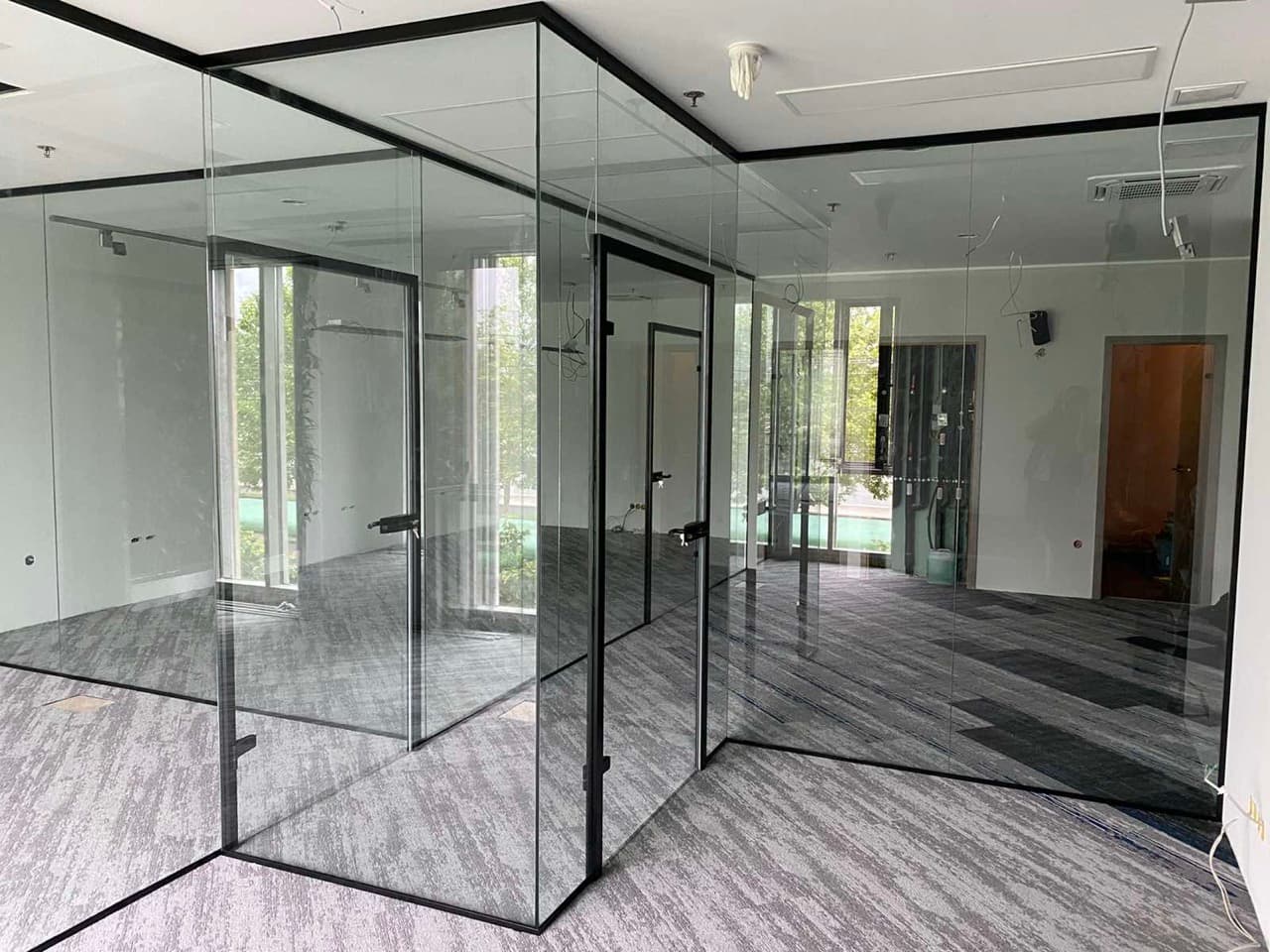 Üvegfal mint térelválasztás: több fény, tisztább tér