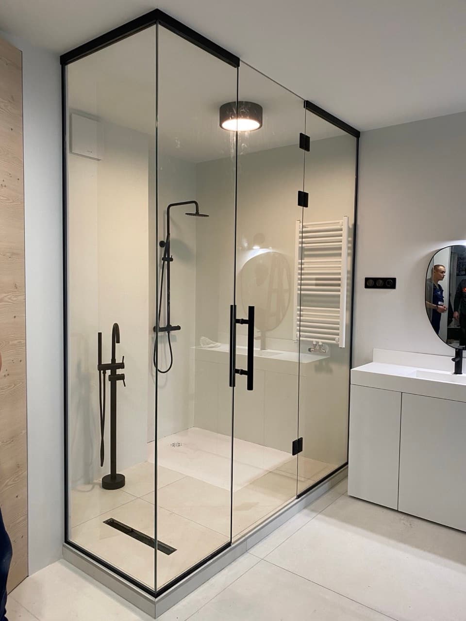 Zuhanykabin választási útmutató: méret, nyitás, vasalat